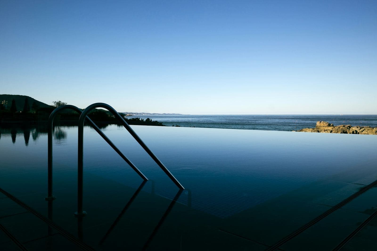 A still infinity pool meeting the horizon